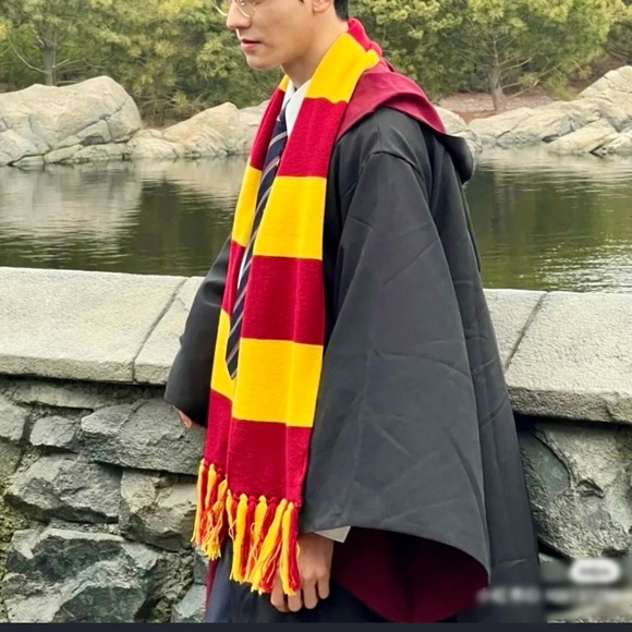 🧣Gryffindor Hogwarts Officially Licensed - Picture 3 of 10